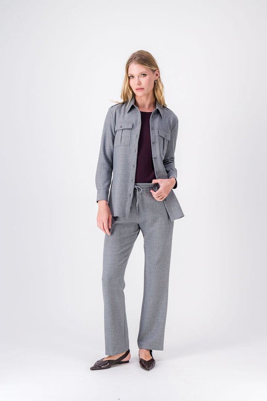 Ce pantalon droit en gris moyen se distingue par sa coupe fluide et sa taille ajustable
