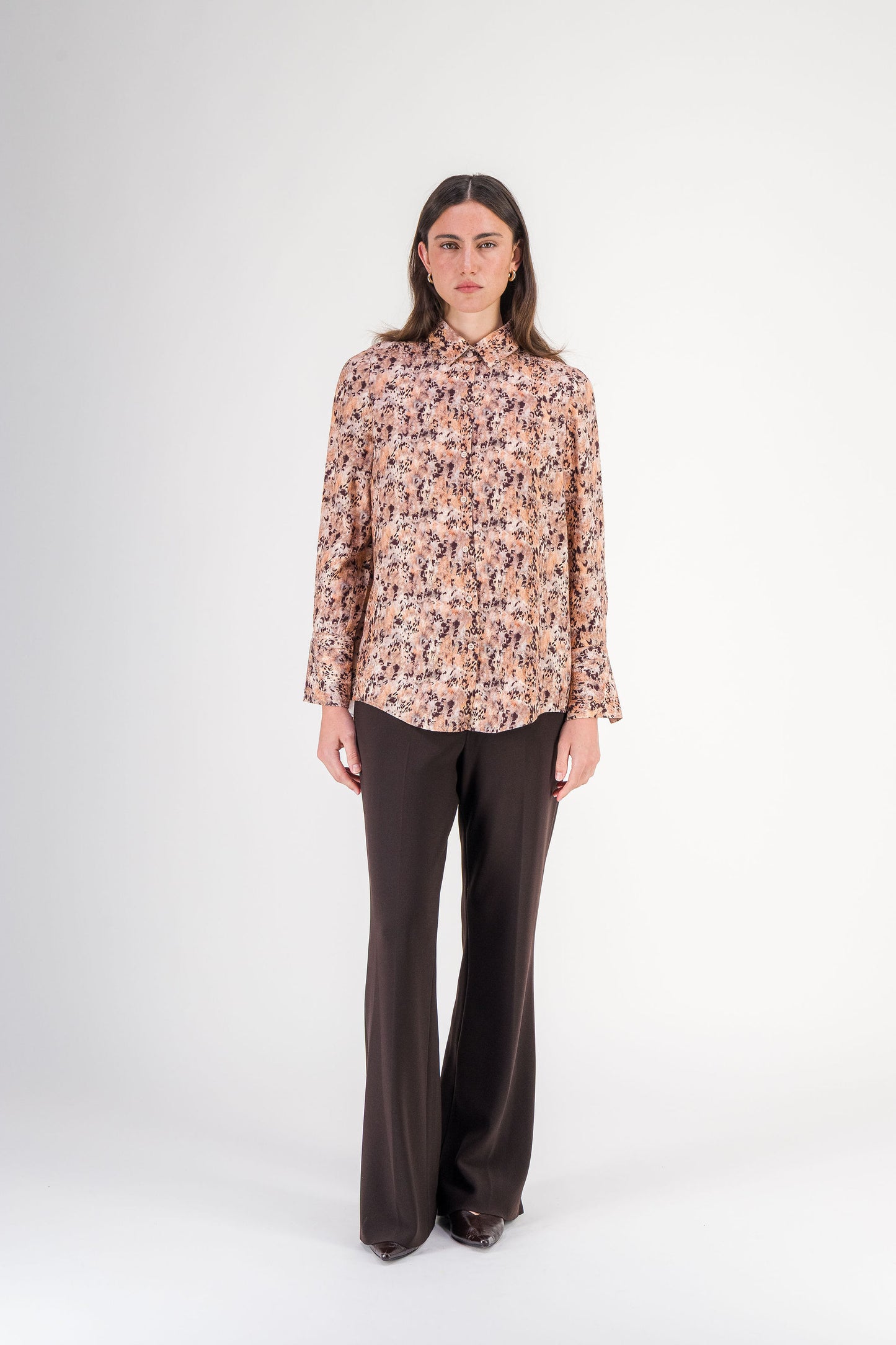 Chemise droite boutonnée en soie imprimée multicolore