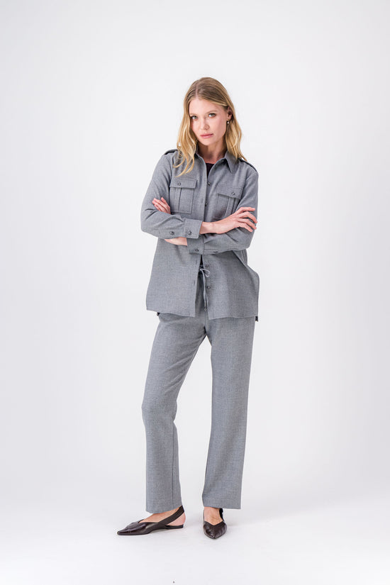 Chemise gris moyen à coupe droite, manches longues et pattes décoratives aux épaules.