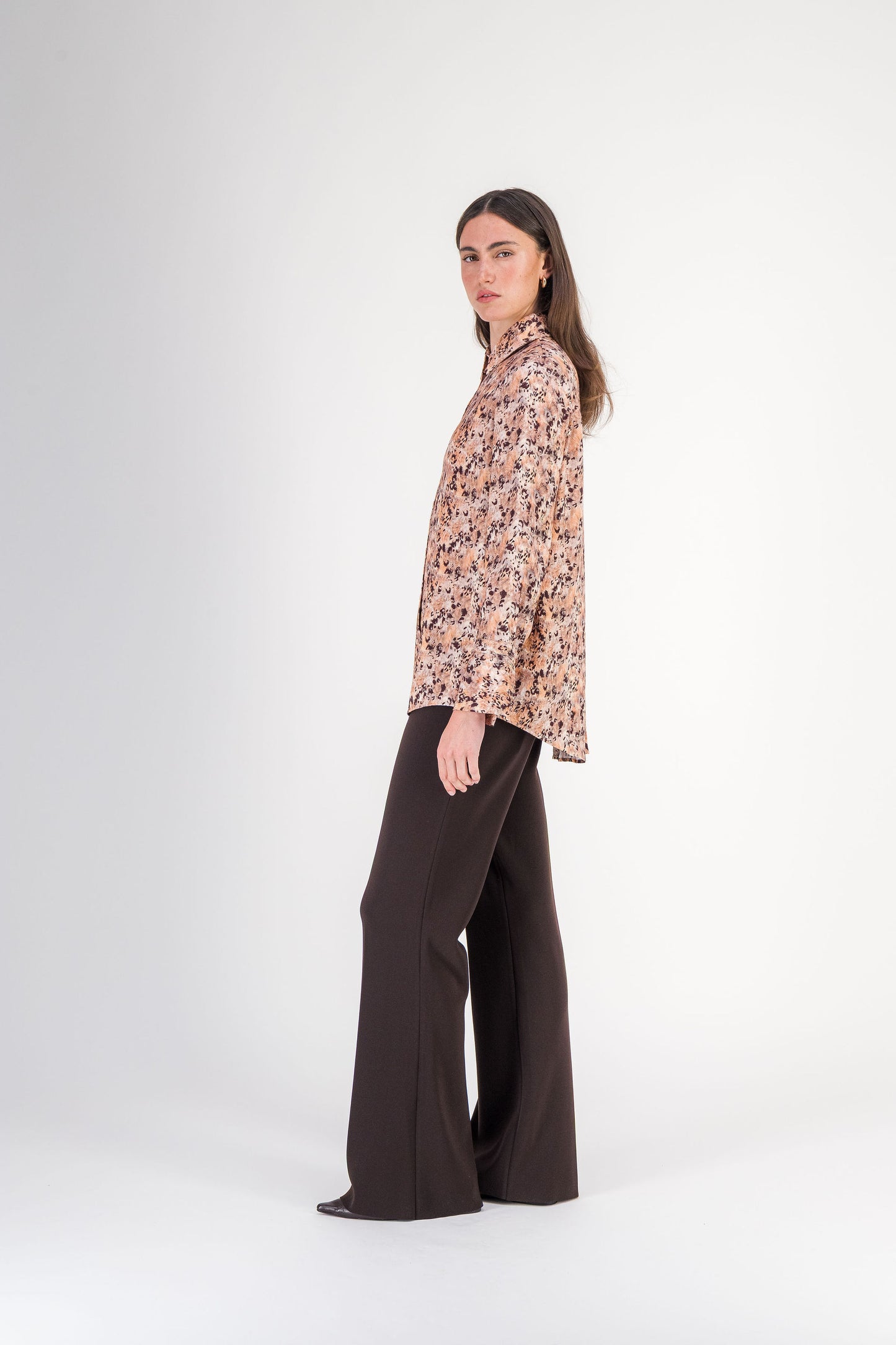 Chemise droite boutonnée en soie imprimée multicolore