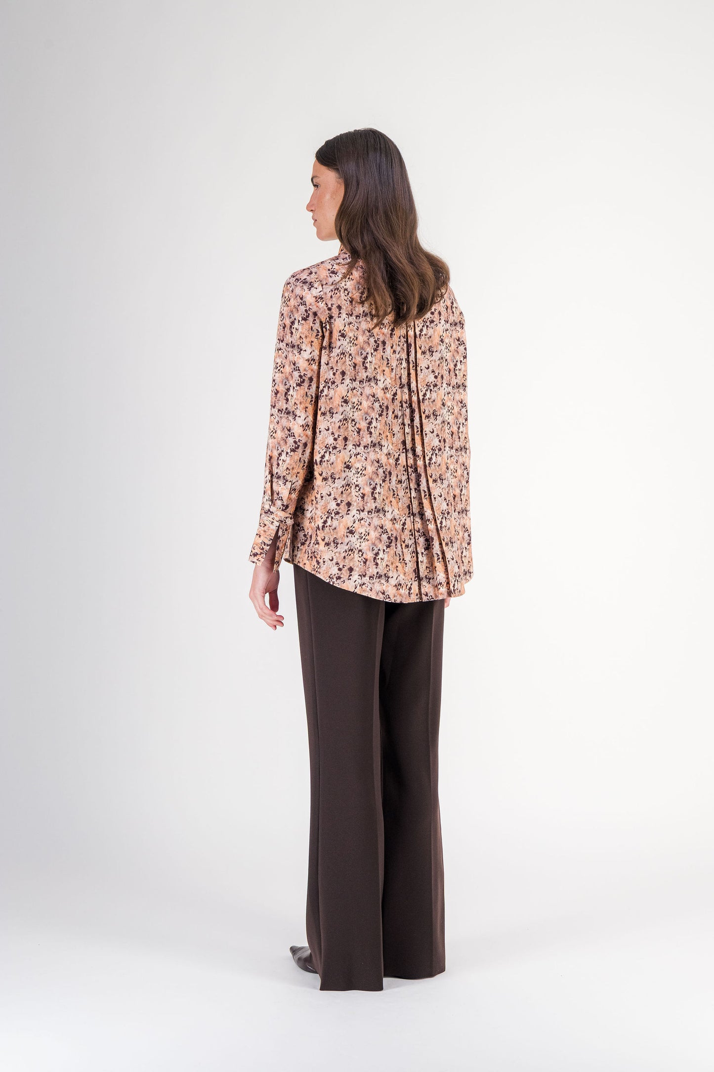 Chemise droite boutonnée en soie imprimée multicolore