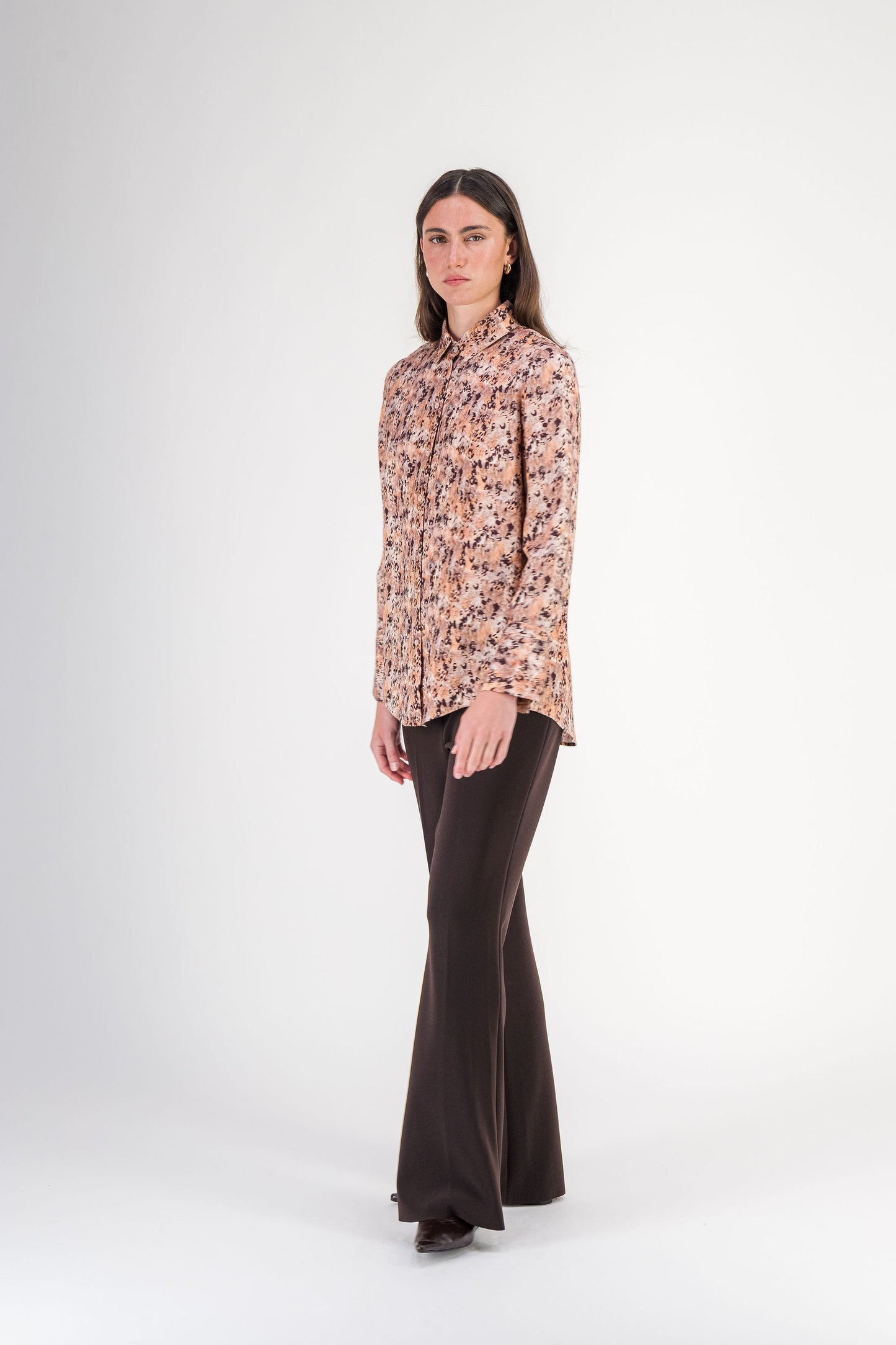 Chemise droite boutonnée en soie imprimée multicolore