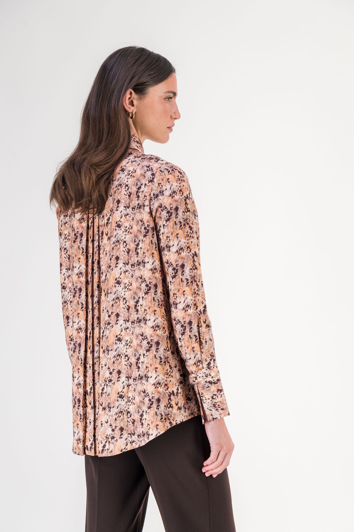 Chemise droite boutonnée en soie imprimée multicolore