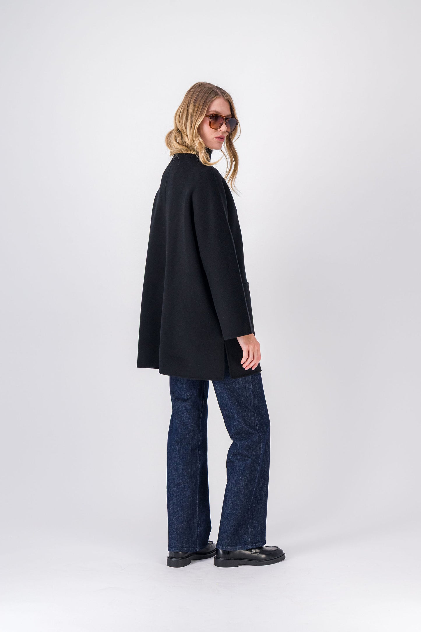 Manteau noir mi-long, élégant et léger, parfait pour occasions formelles ou porté quotidien.