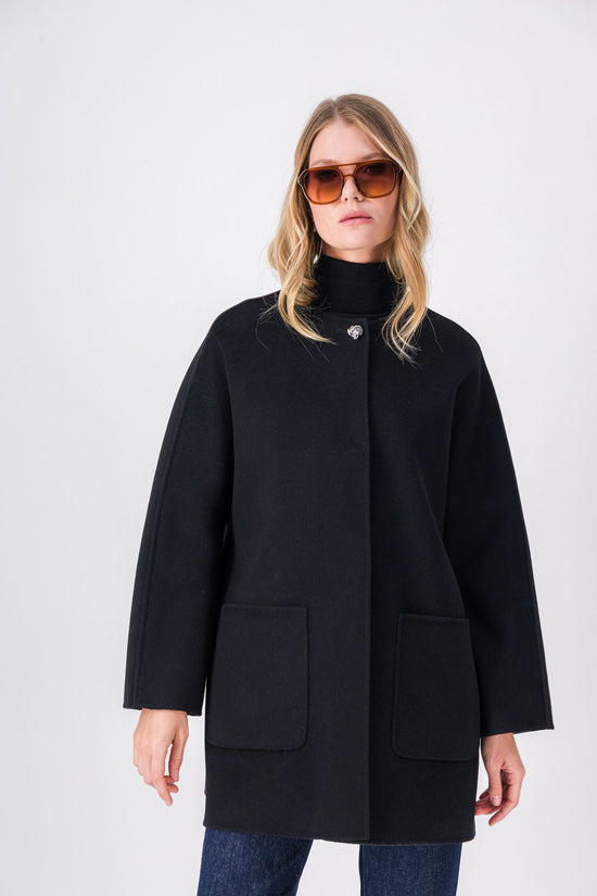 Manteau en laine et cachemire noir, élégant et structuré pour un style chic au quotidien.