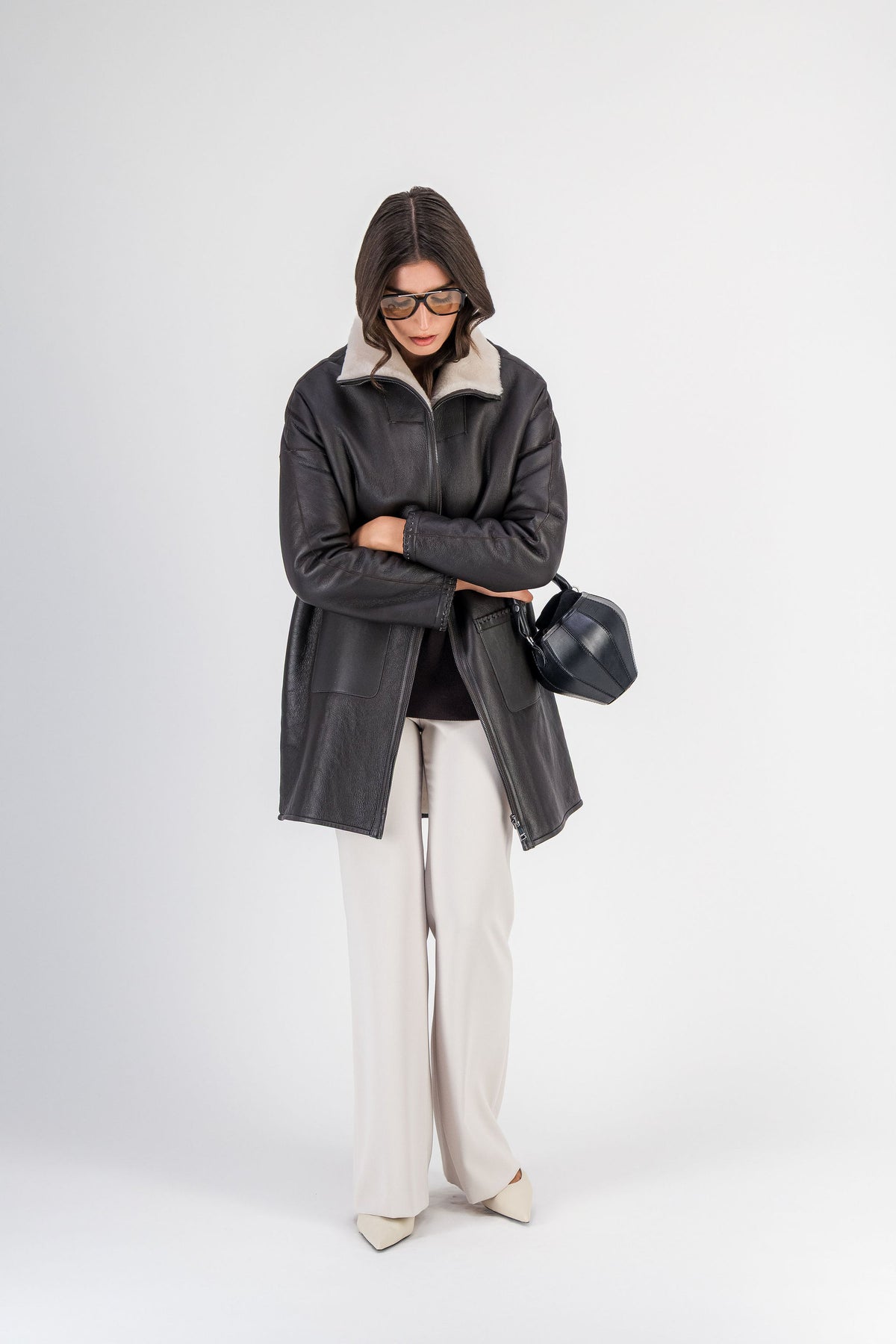 Manteau en peau lainée à grand col marron foncé