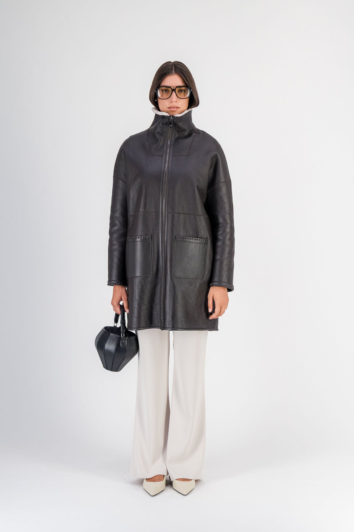 Manteau en peau lainée à grand col marron foncé