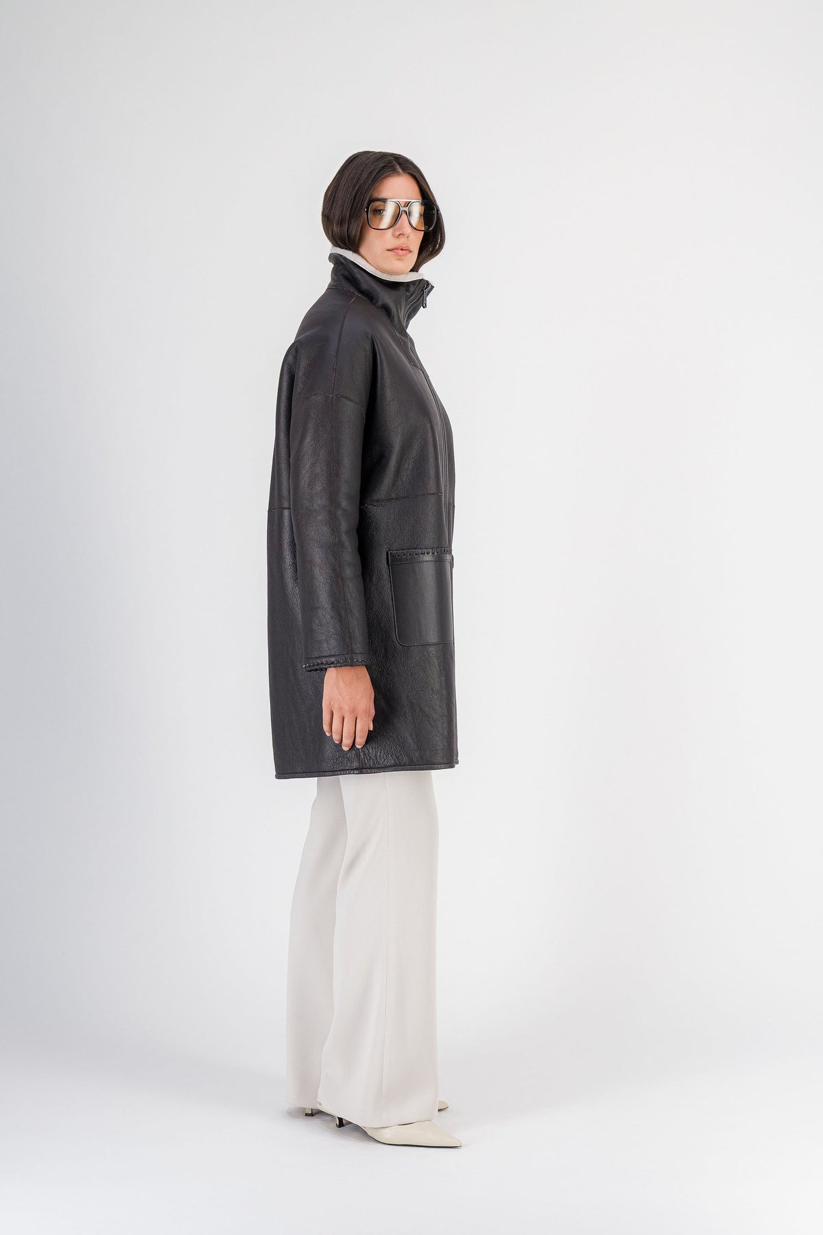 Manteau en peau lainée à grand col marron foncé