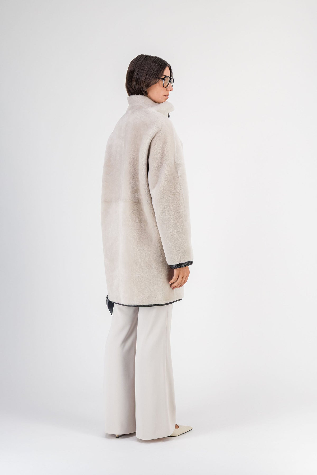 Manteau en peau lainée à grand col marron foncé