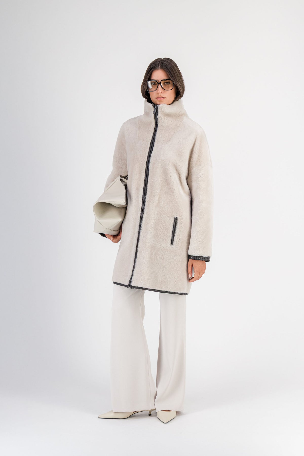 Manteau en peau lainée à grand col marron foncé