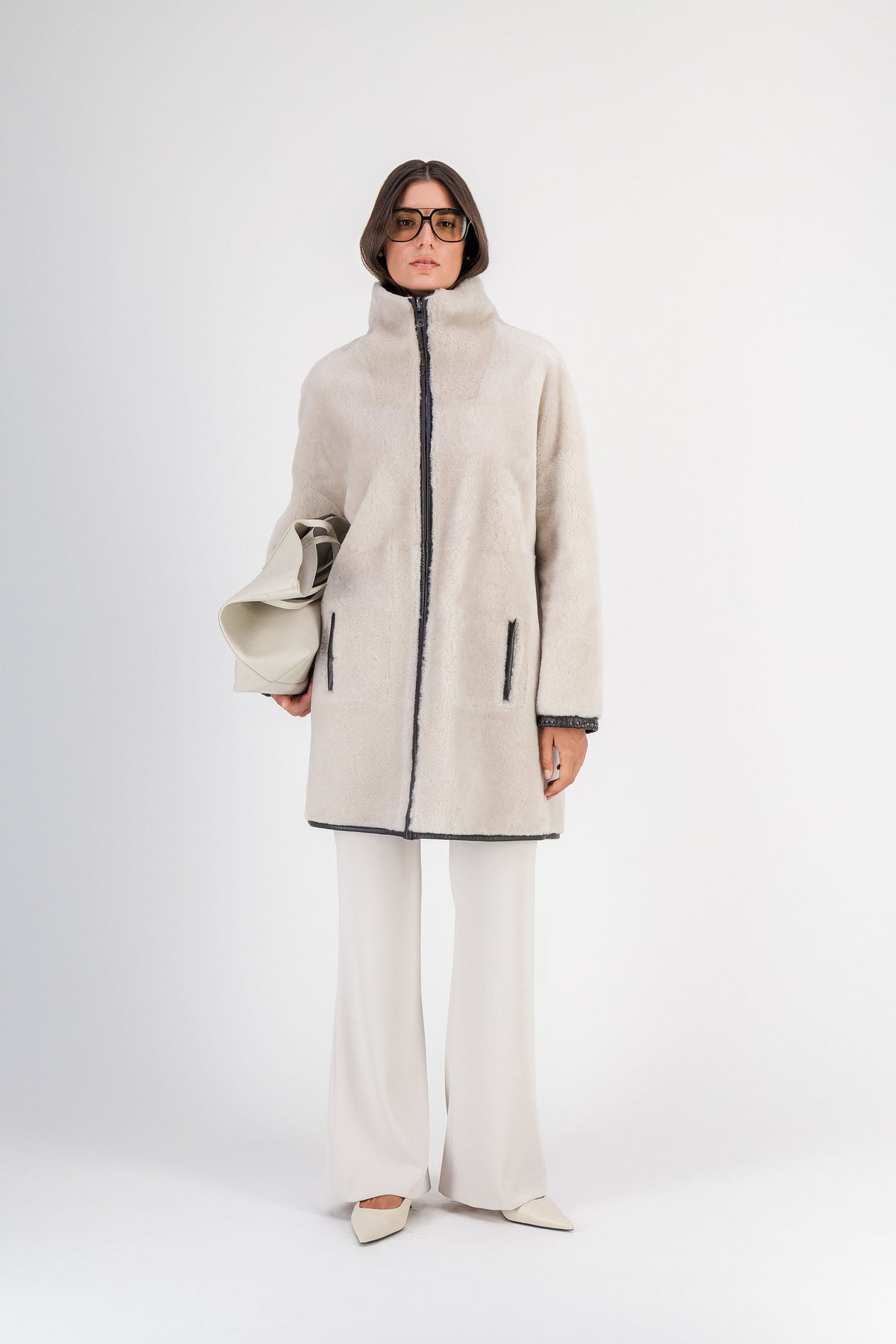 Manteau en peau lainée à grand col marron foncé