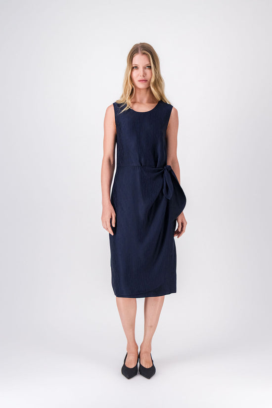 Robe marine sans manches coupe droite avec ceinture à nouer
