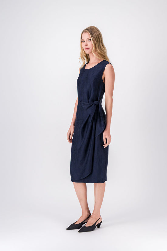Robe élégante marine col rond et taille ceinturée