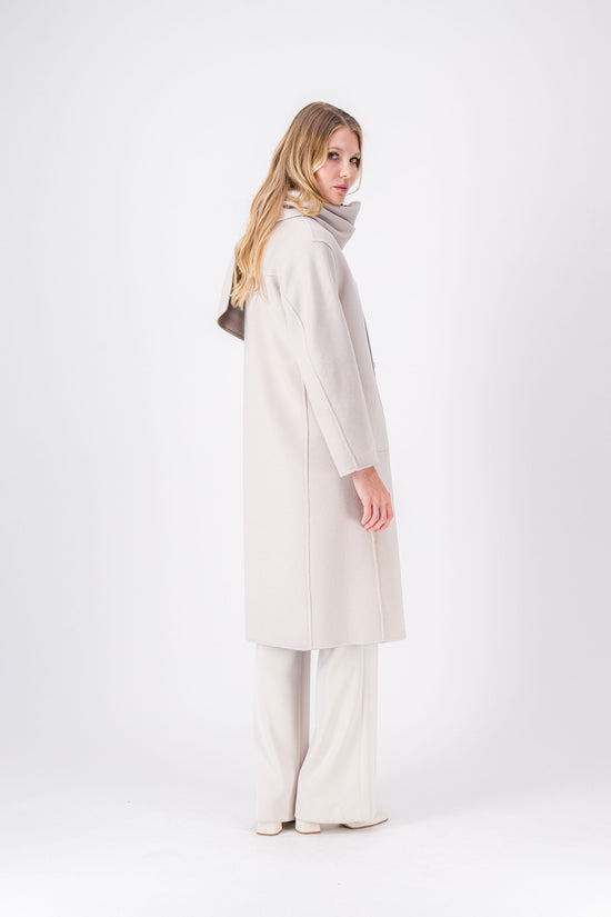 Manteau réversible taupe et béton, élégant et polyvalent avec écharpe intégrée.