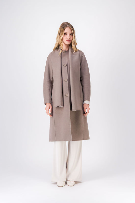Manteau long réversible en laine et cachemire, coupe droite avec surpiqûres et poches plaquées.