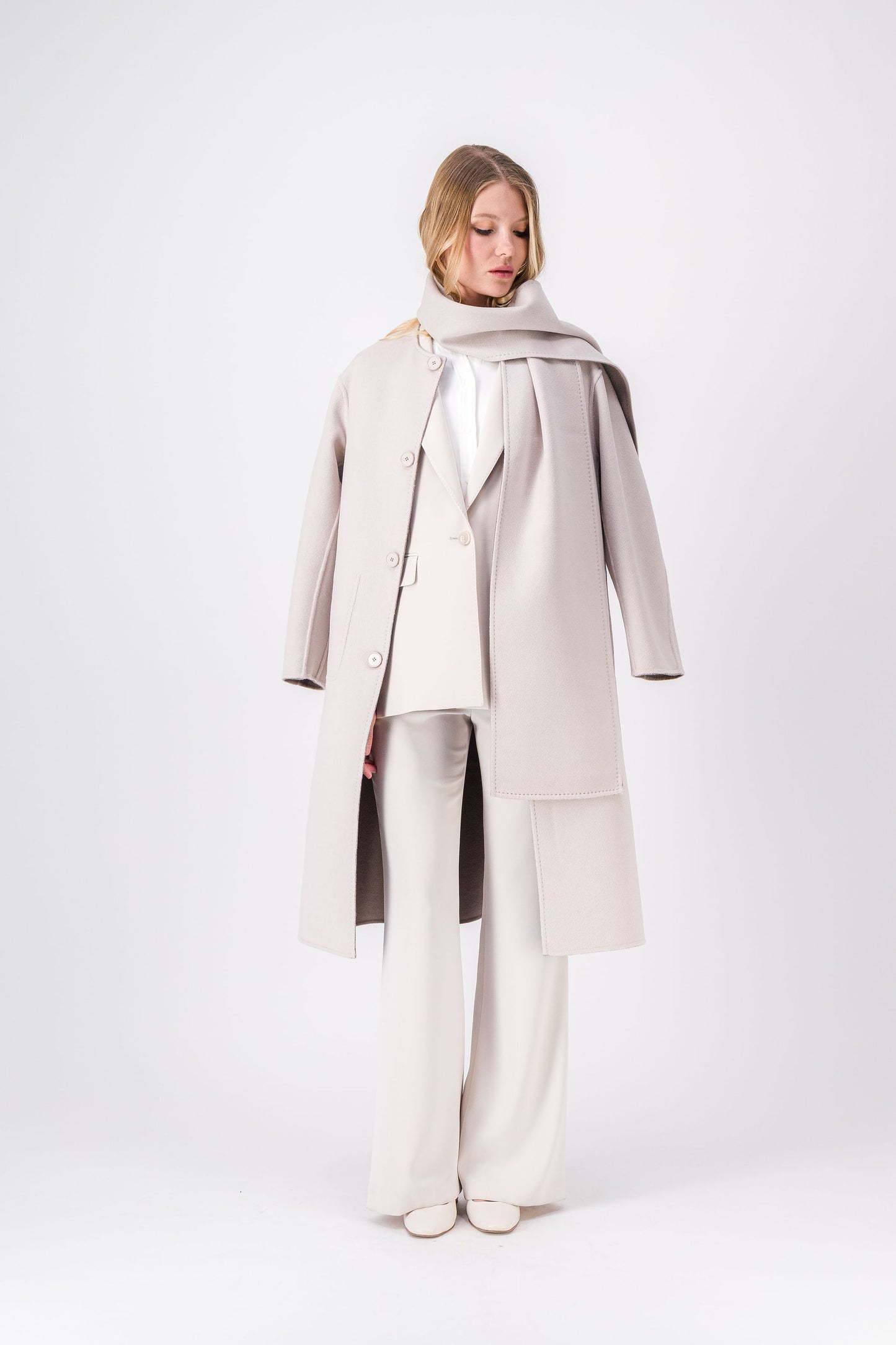 Manteau long réversible en laine et cachemire, coupe droite avec surpiqûres et poches plaquées.