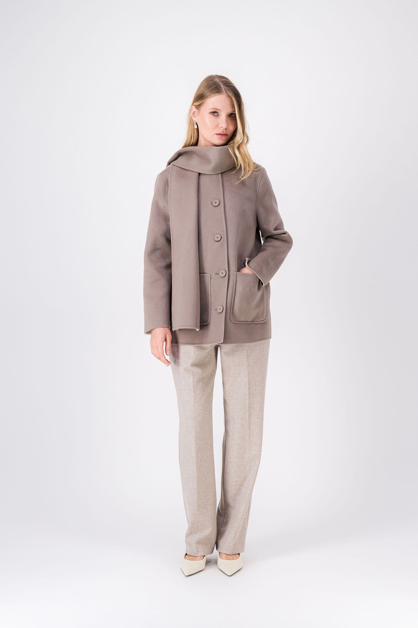 Manteau mi-long réversible en laine et cachemire, coupe droite avec poches plaquées et écharpe intégrée.