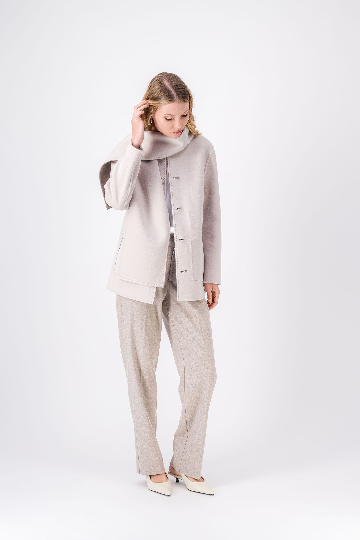 Manteau double face taupe et béton, style intemporel et ligne sobre.
