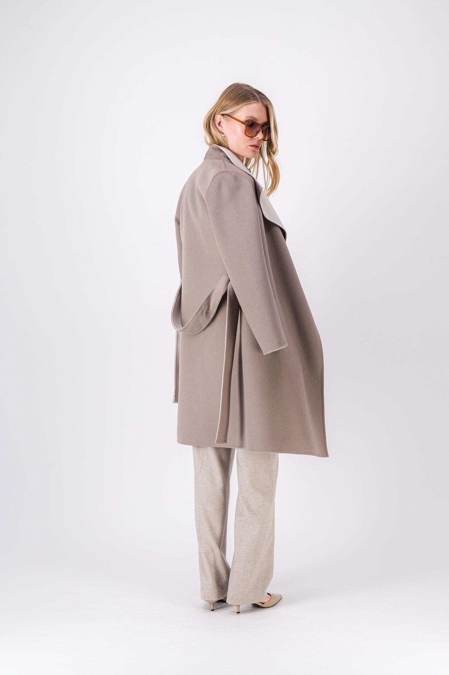 Manteau ample taupe moyen, style enveloppant et raffiné pour l’automne et l’hiver.