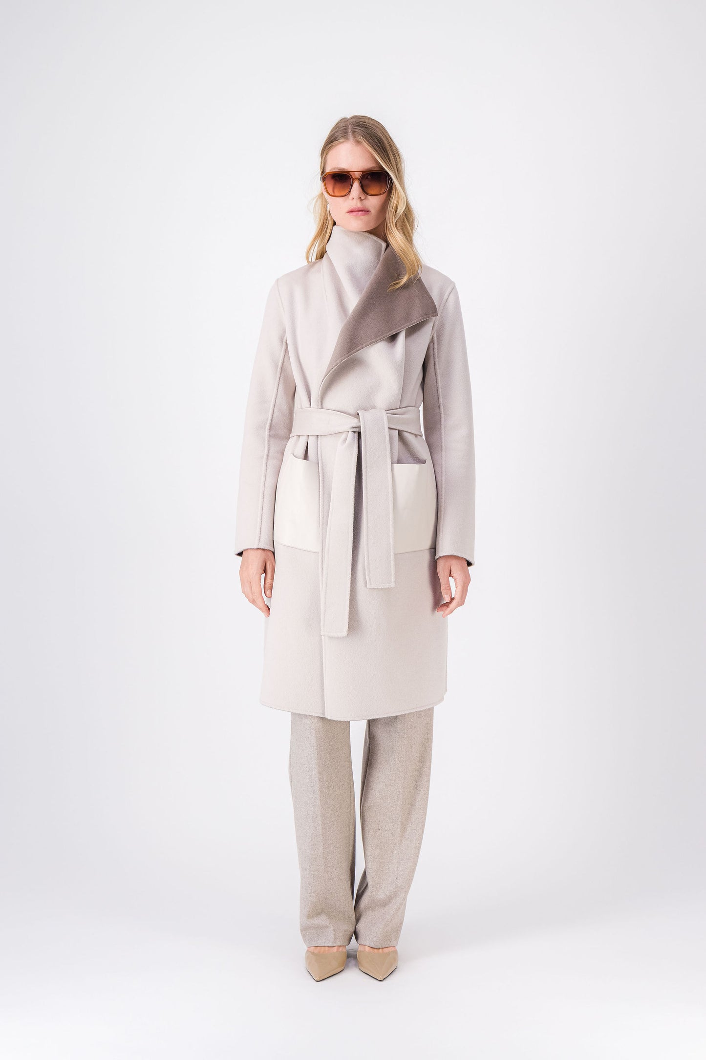 Manteau long taupe moyen en laine et cachemire, parfait pour un look chic et léger de saison.