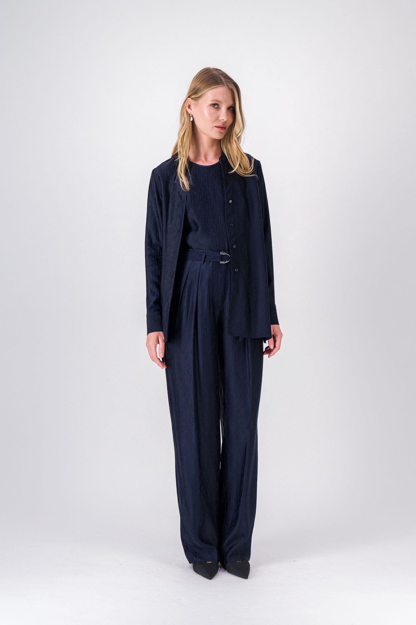 Chemise marine à col mao revisité, décolleté en V et coupe droite contemporaine