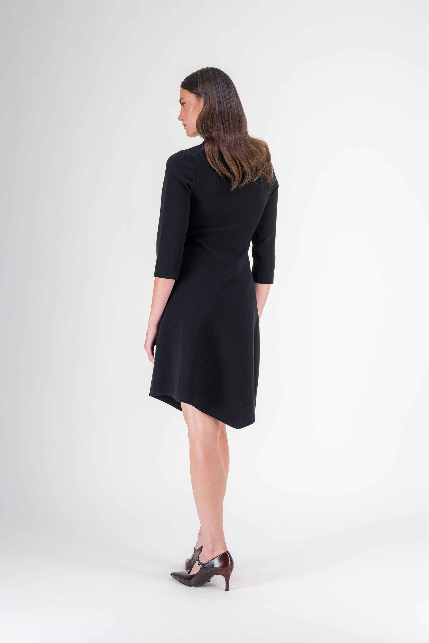 Robe midi à col chemise et ourlet asymétrique noire