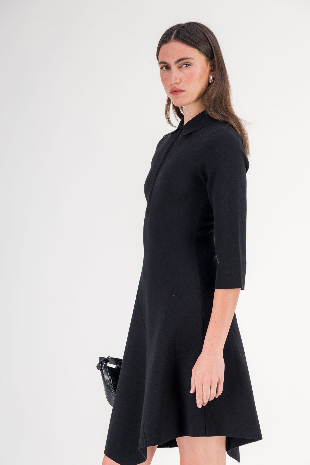 Robe midi à col chemise et ourlet asymétrique noire