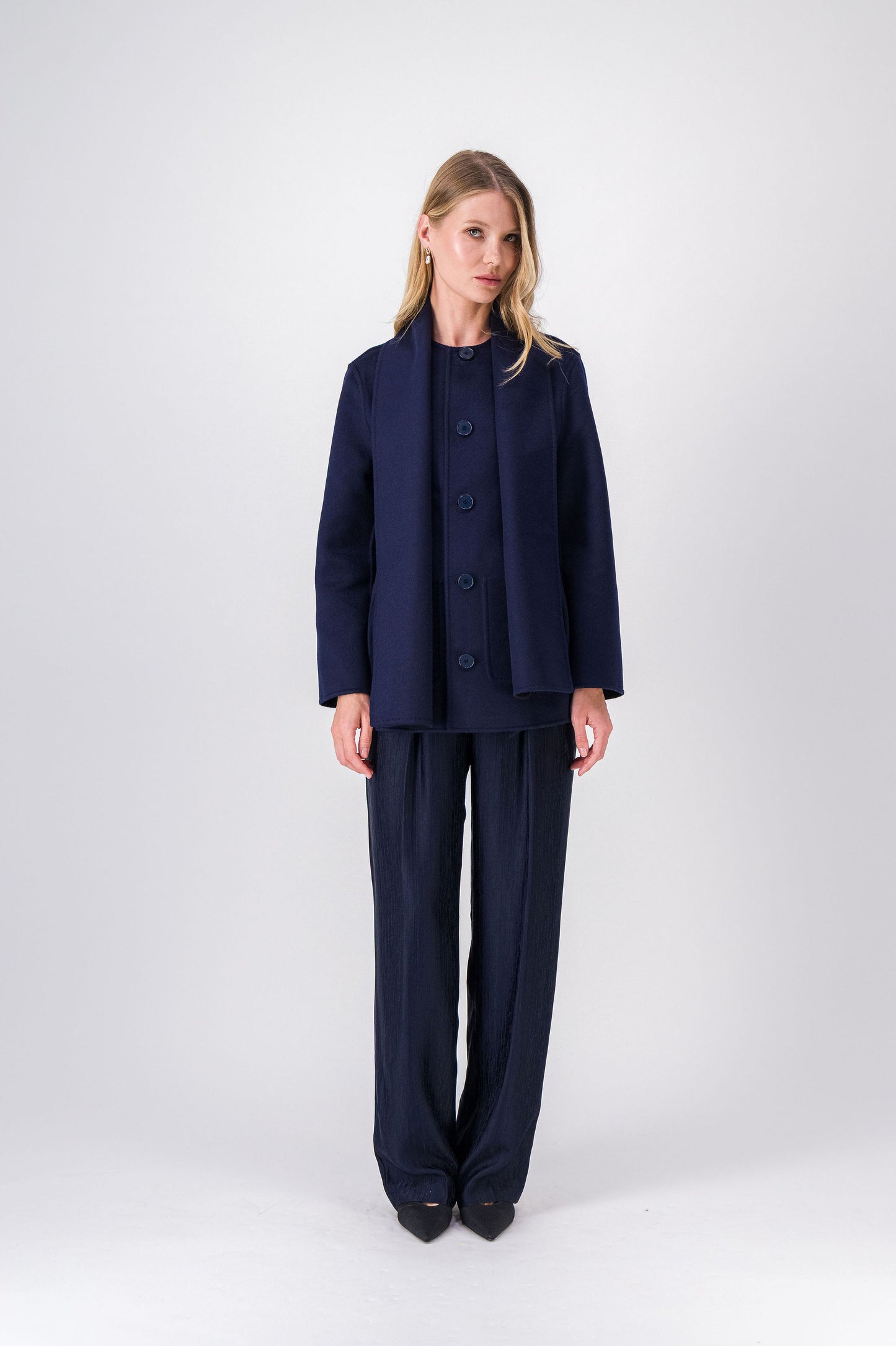 Manteau mi-long réversible en laine et cachemire, coupe droite avec écharpe intégrée et poches plaquées.