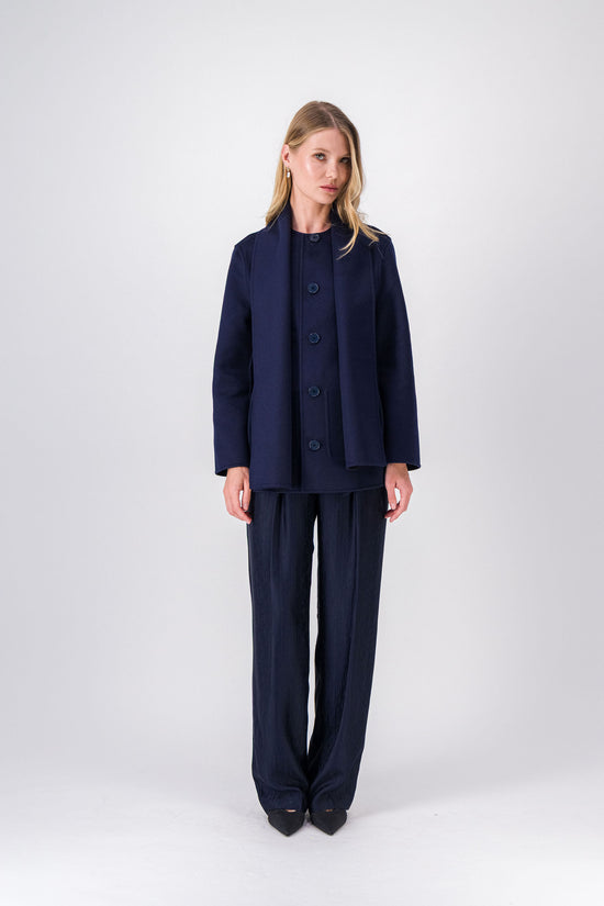 Manteau mi-long réversible en laine et cachemire, coupe droite avec écharpe intégrée et poches plaquées.