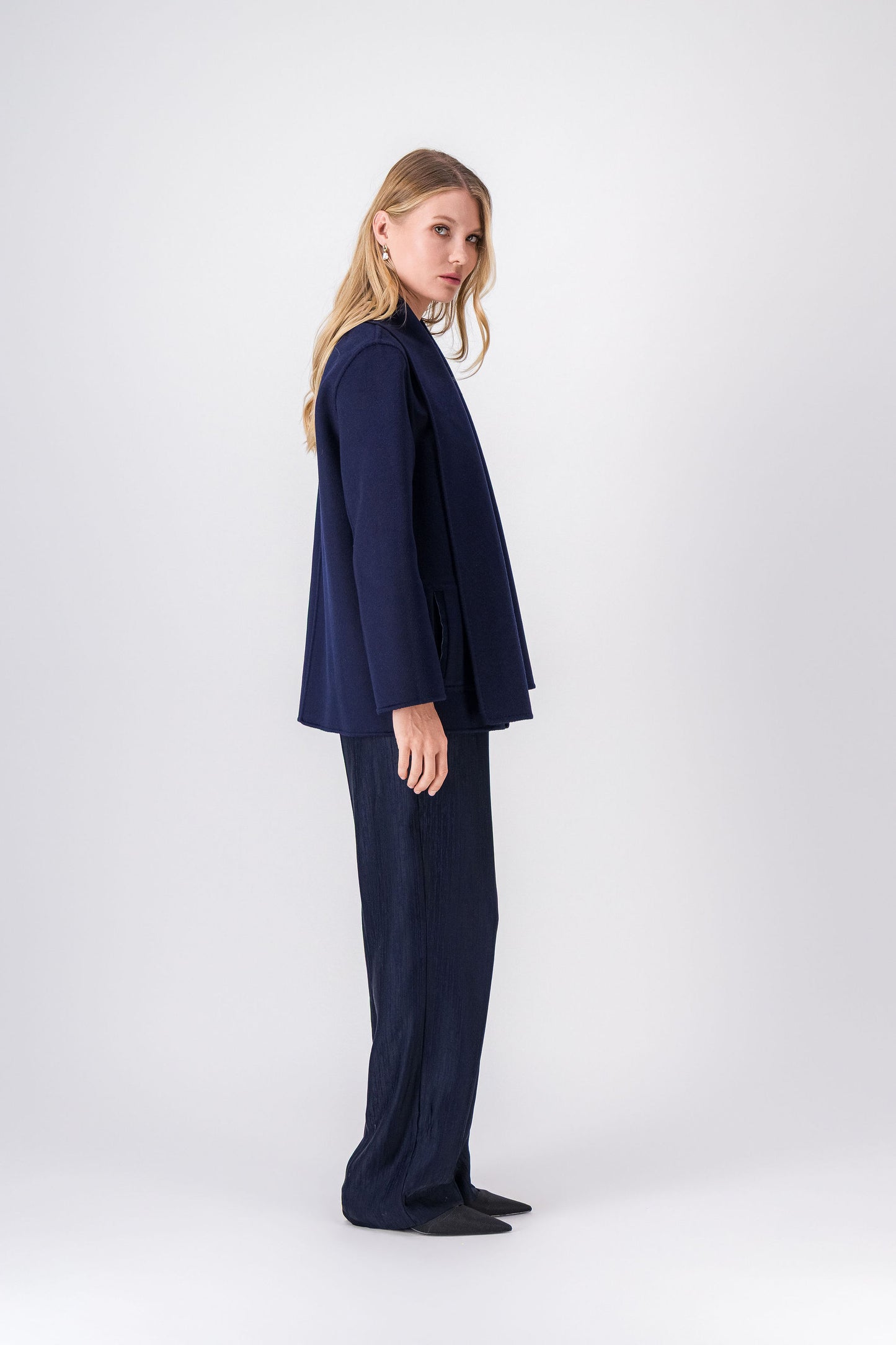 Pantalon droit marine, style élégant et polyvalent pour looks coordonnés ou solo.