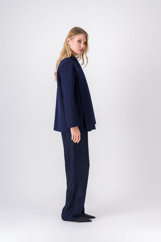 Pantalon droit marine, style élégant et polyvalent pour looks coordonnés ou solo.