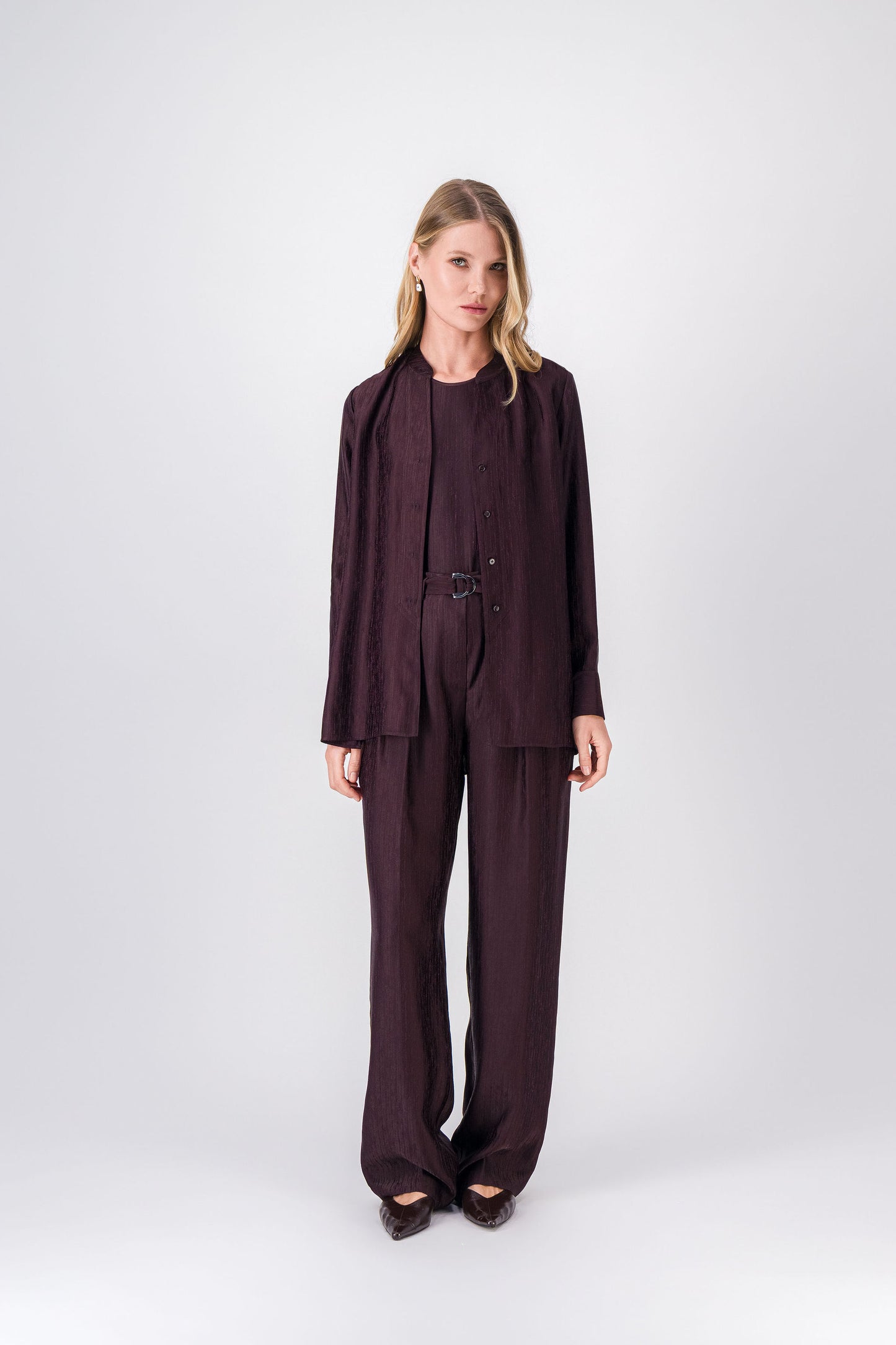 Le col mao et le décolleté en V apportent une élégance subtile à cette chemise aux lignes nettes et fluides