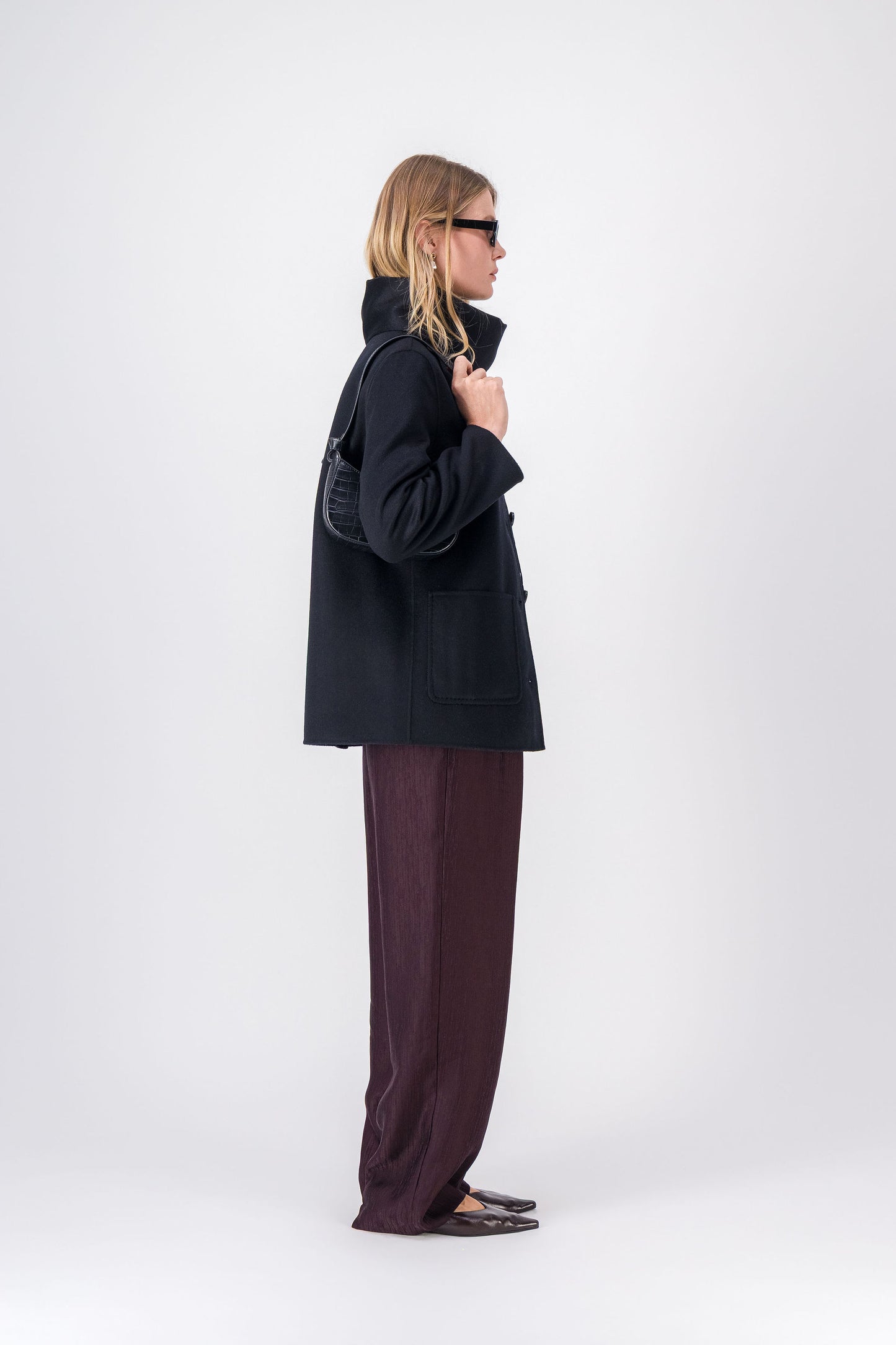 Manteau noir et bleu réversible, élégant et pratique pour les transitions de saison.