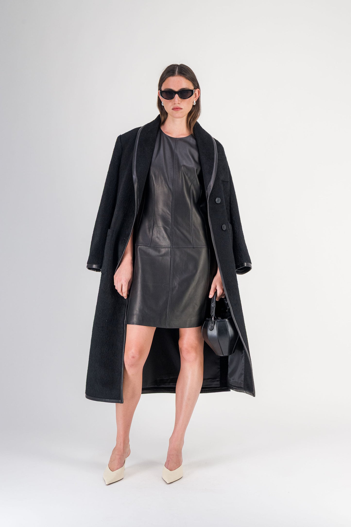 Robe droite à encolure ronde en cuir d’agneau noir
