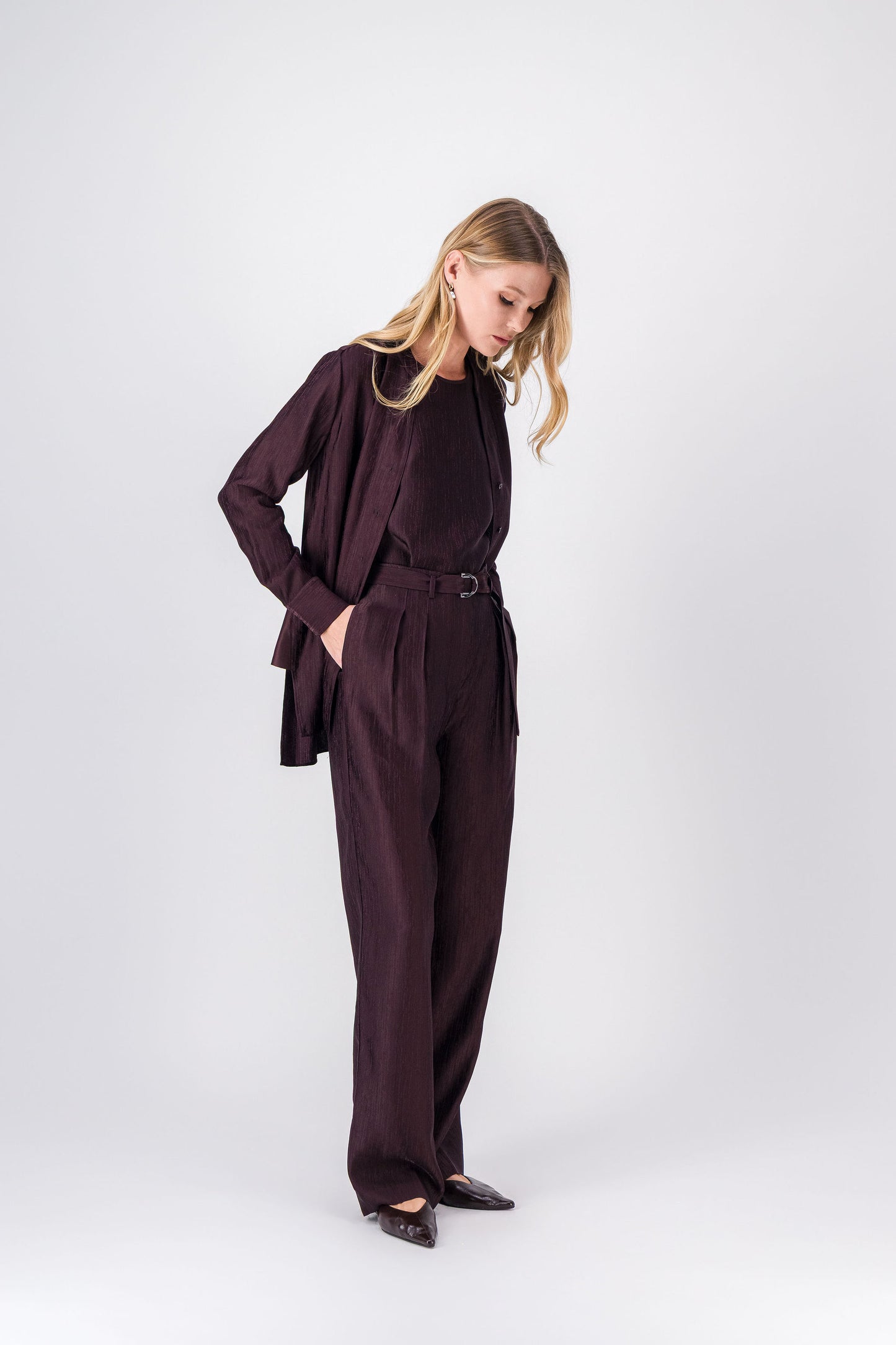 Pantalon droit grenat, silhouette élégante qui allonge la jambe et souligne la taille