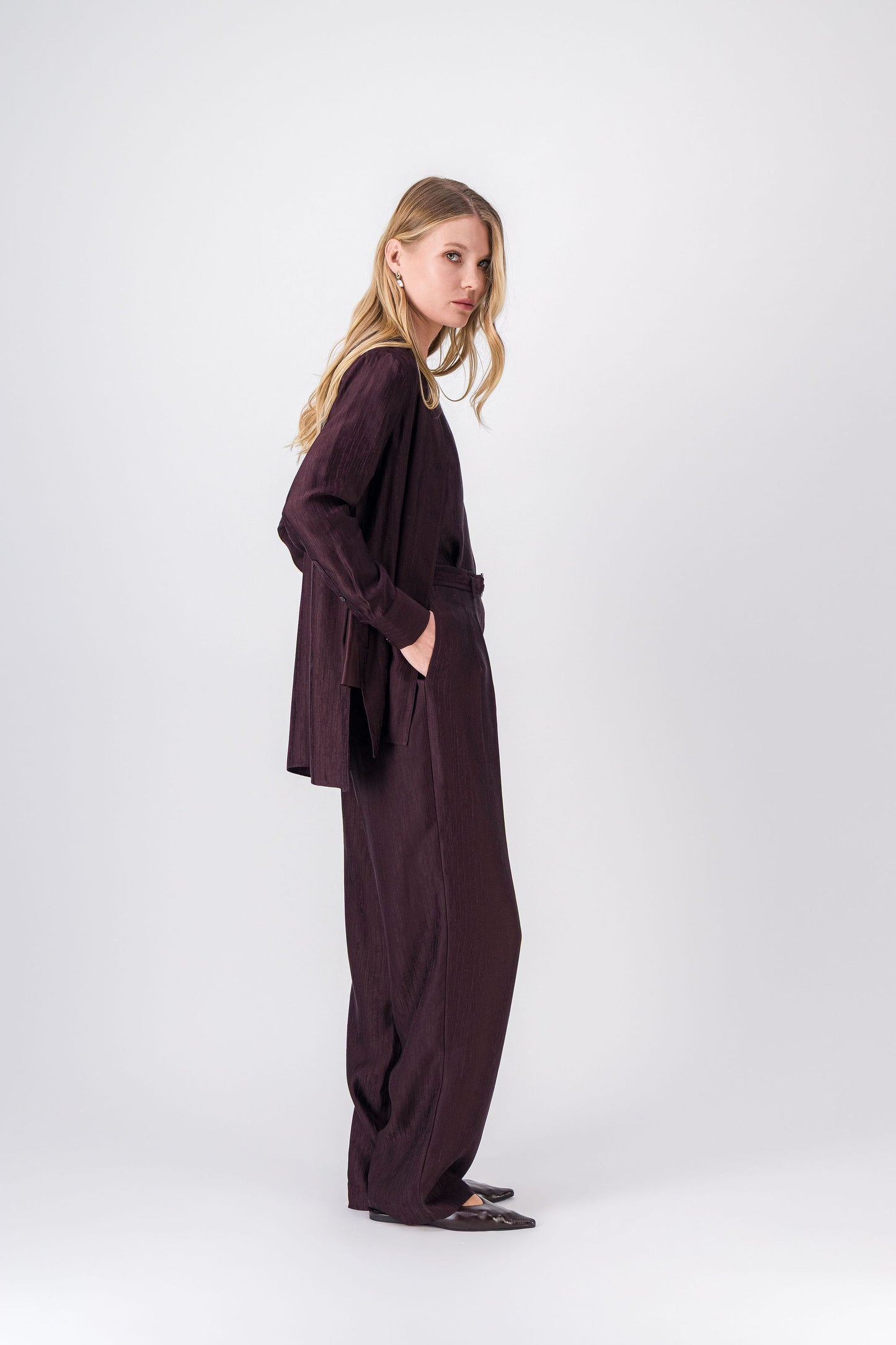 Chemise grenat contemporaine, lignes nettes et teinte raffinée pour looks chic.