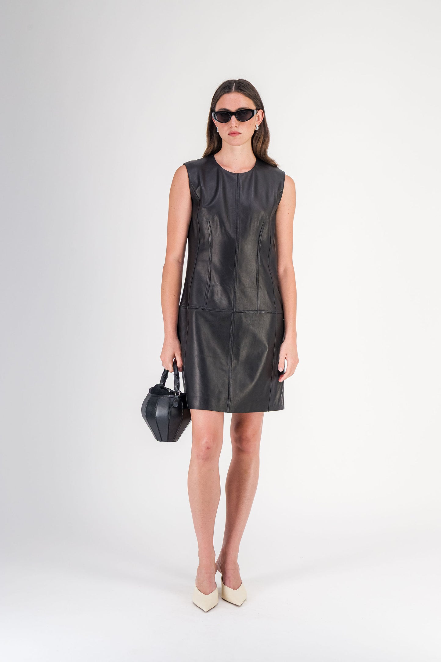 Robe droite à encolure ronde en cuir d’agneau noir