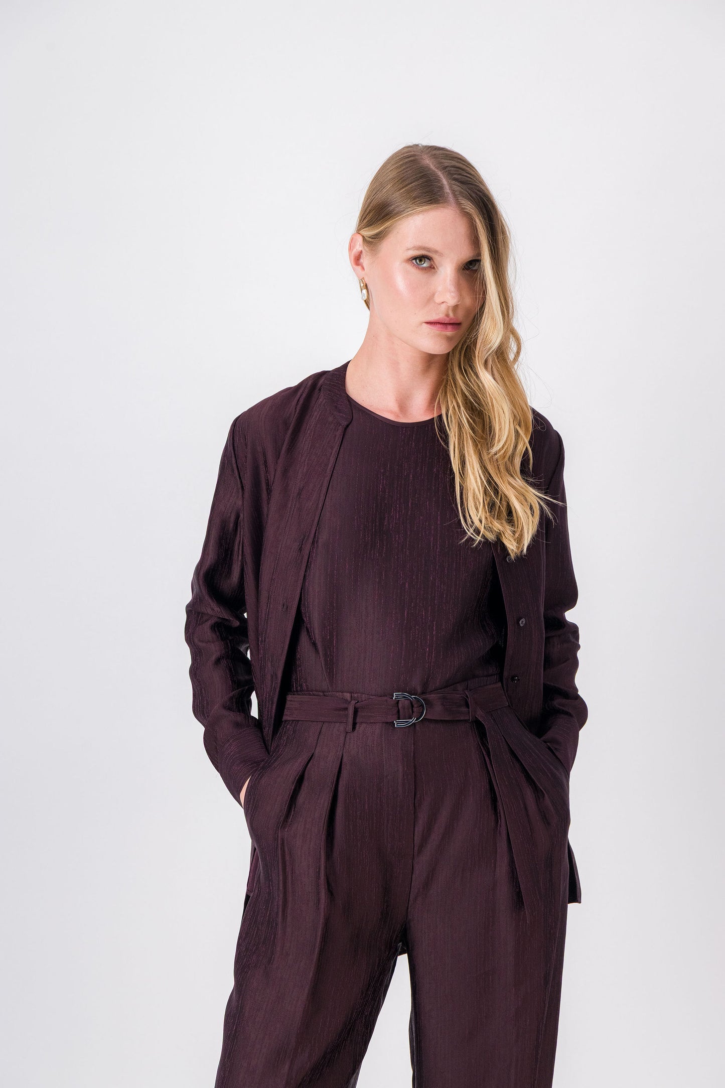 Chemise grenat à col mao revisité, encolure en V et coupe droite épurée.