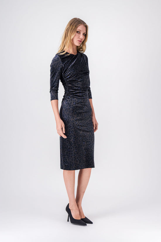 Robe longue ajustée motif léopard moderne sans manches