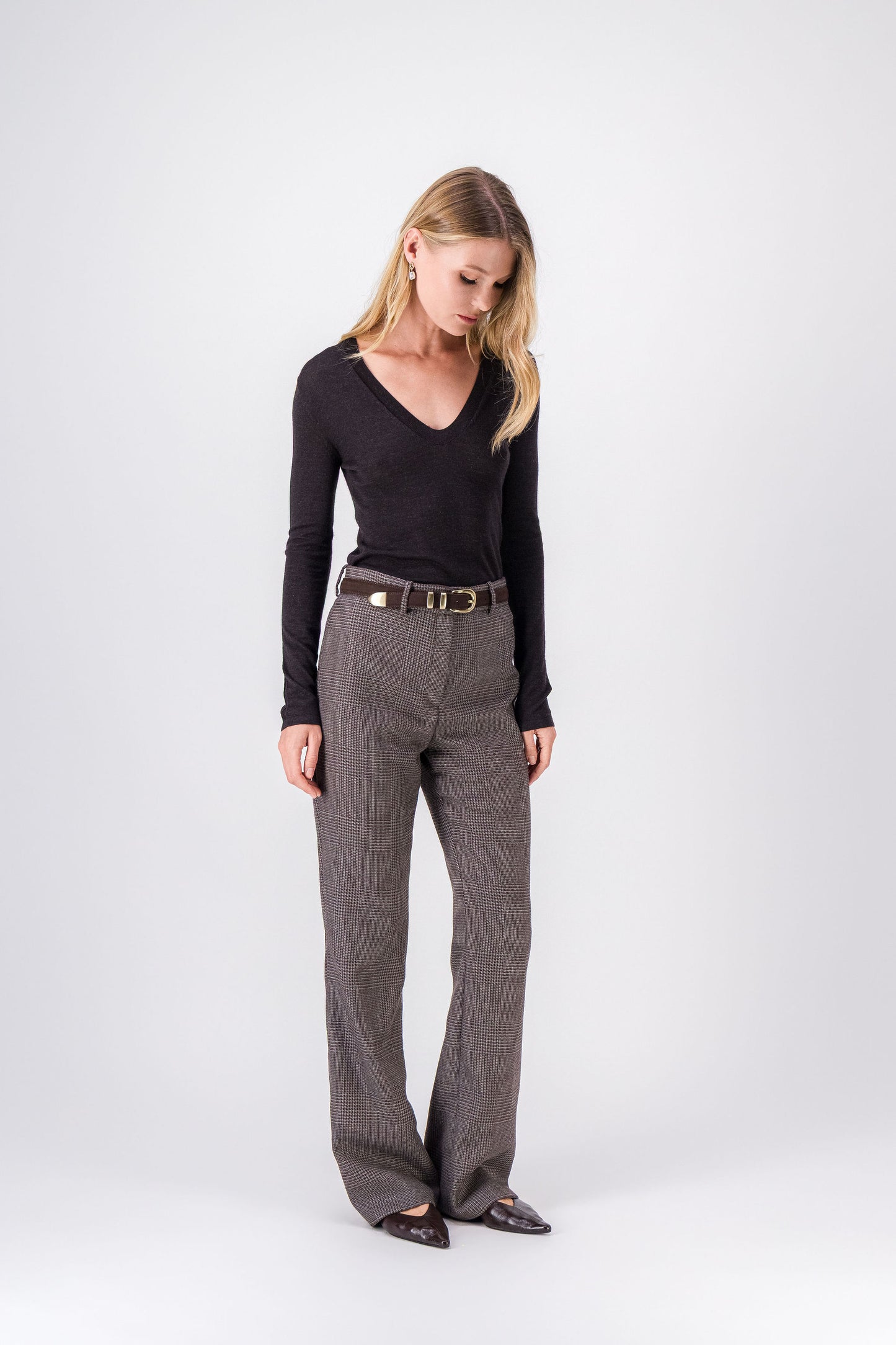 Détail du motif tartan sur le pantalon droit ébène.