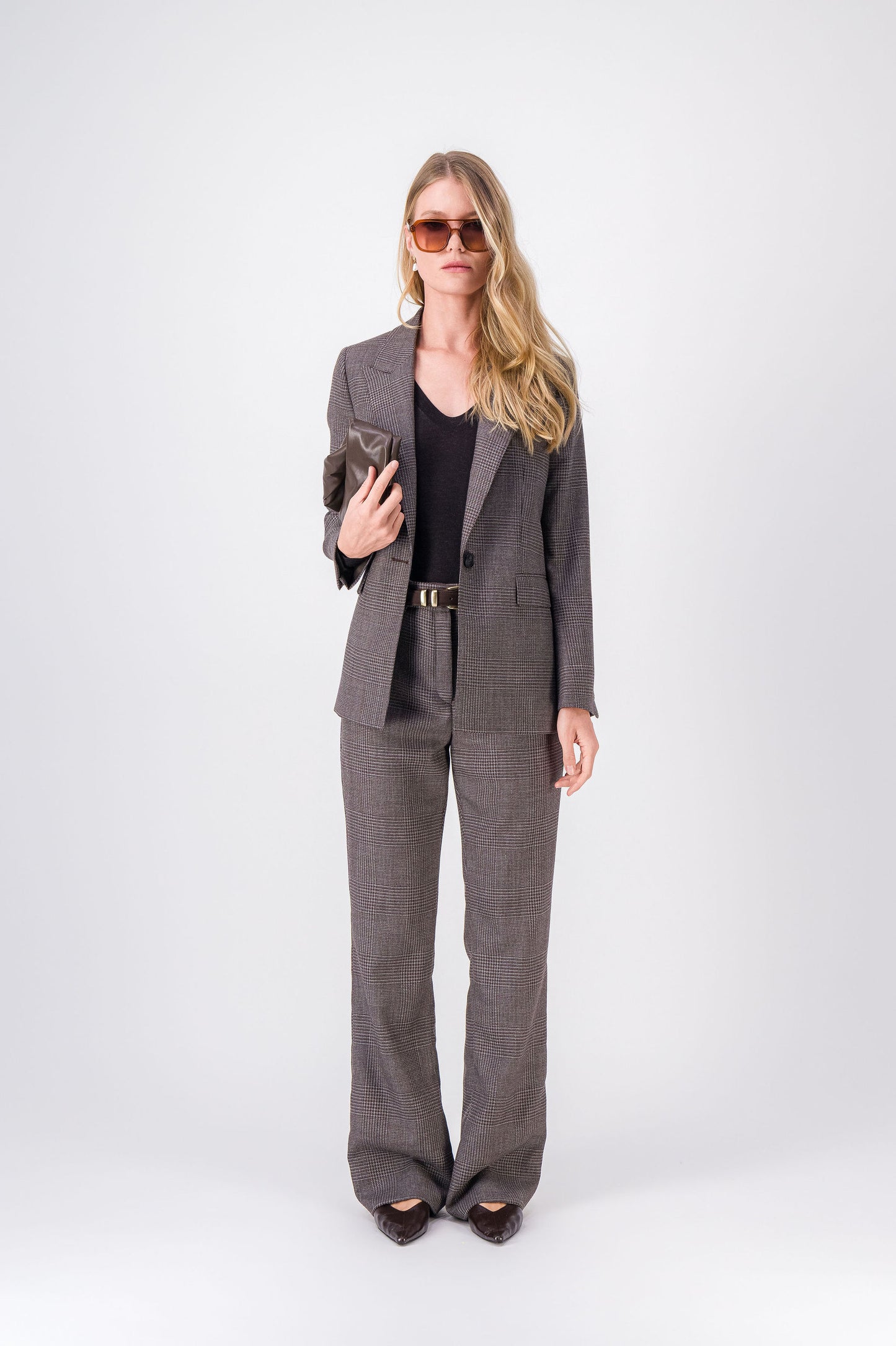 Pantalon droit en tartan ébène, coupe nette et motif graphique subtil.