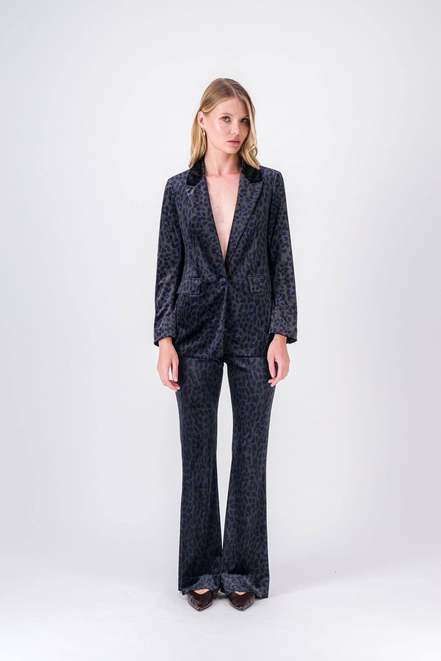 Blazer noir en velours avec imprimé léopard délicat, coupe droite et col tailleur.
