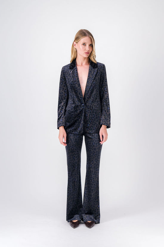 Blazer noir en velours avec imprimé léopard délicat, coupe droite et col tailleur.