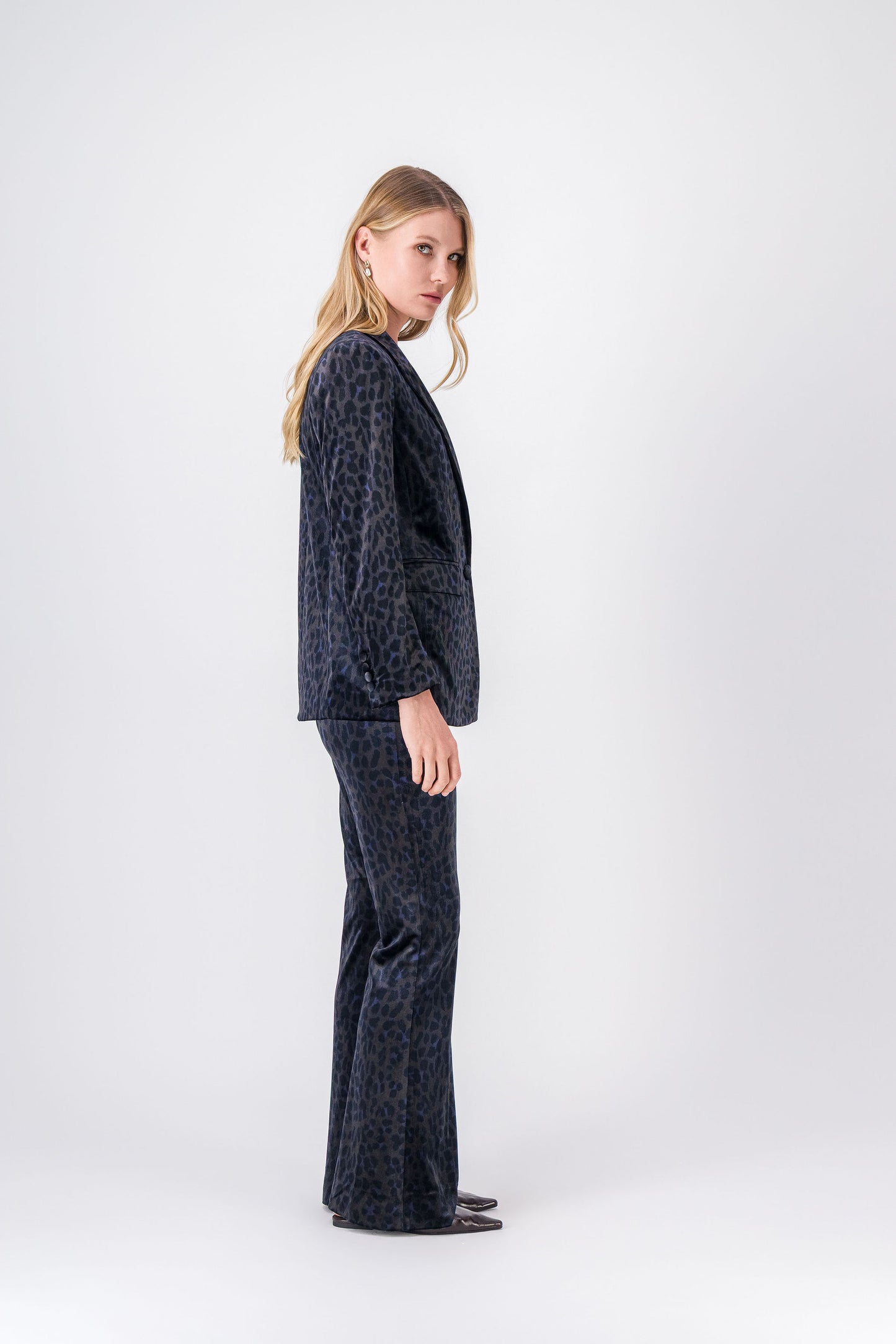 Pantalon ébène en velours, style élégant et fluide avec motif léopard subtil.