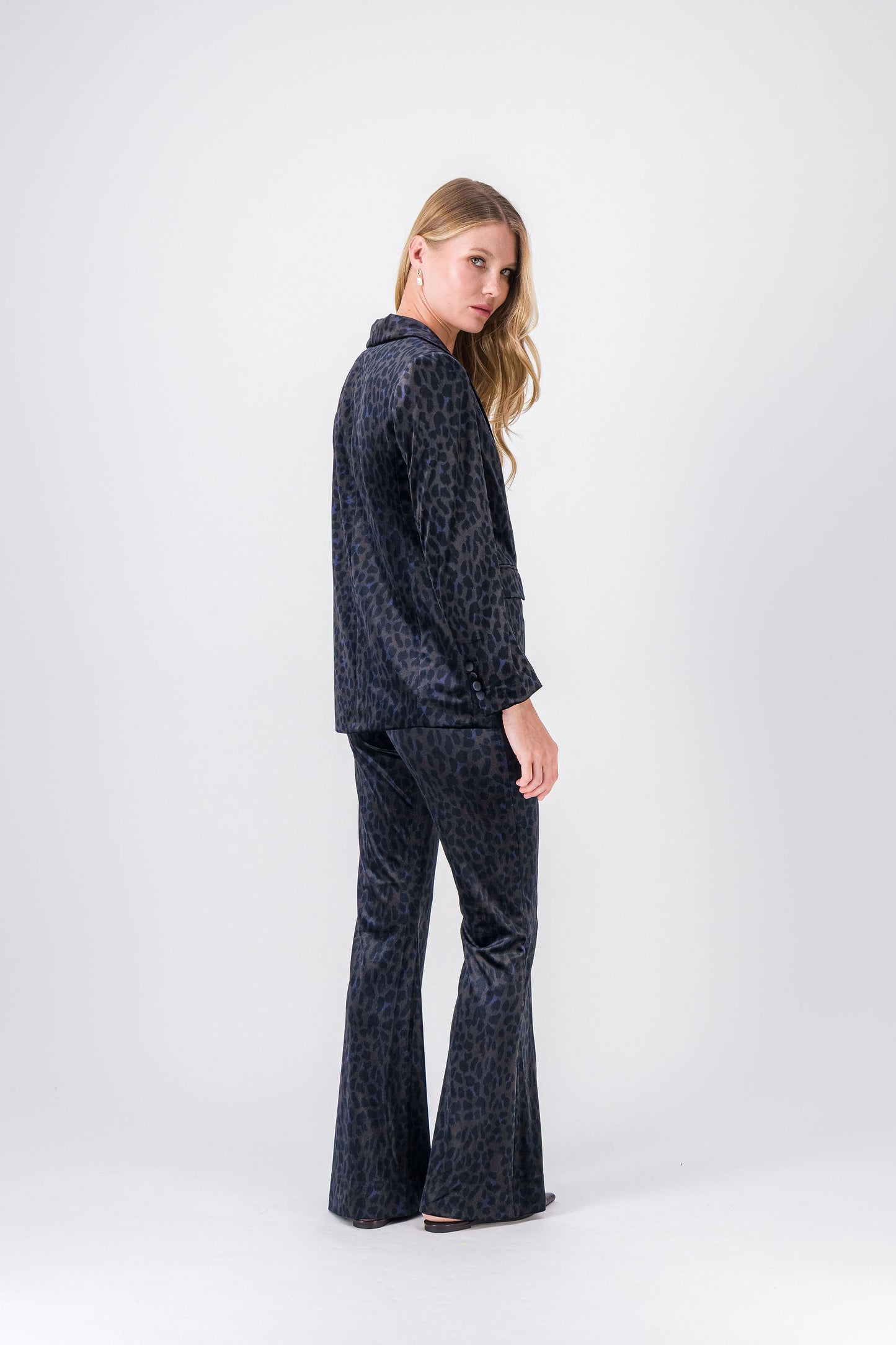 Pantalon velours noir à imprimé léopard, style moderne et raffiné.