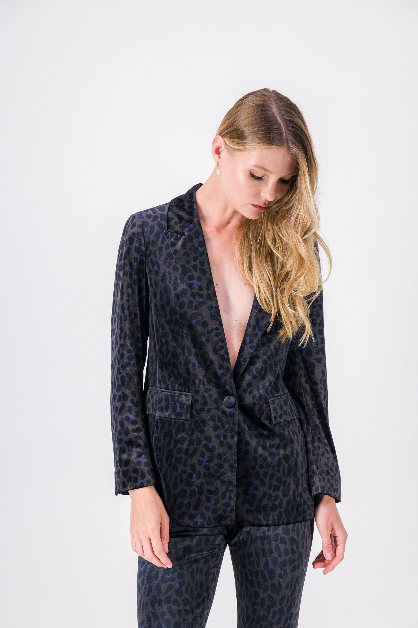Blazer noir à motif léopard, style moderne et raffiné avec simple boutonnage.