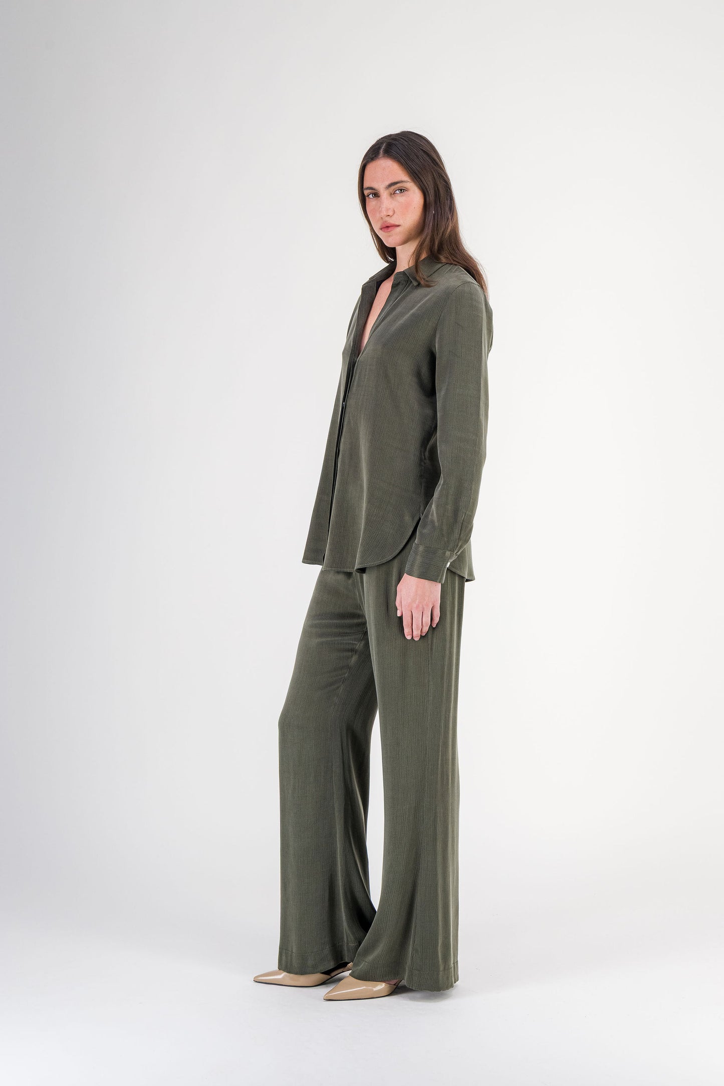 Pantalon taille haute évasé en cupro rayé lustré kaki