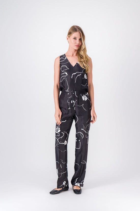 Un top fluide et élégant, où l’imprimé floral se mêle à des fentes latérales pour une silhouette raffinée.