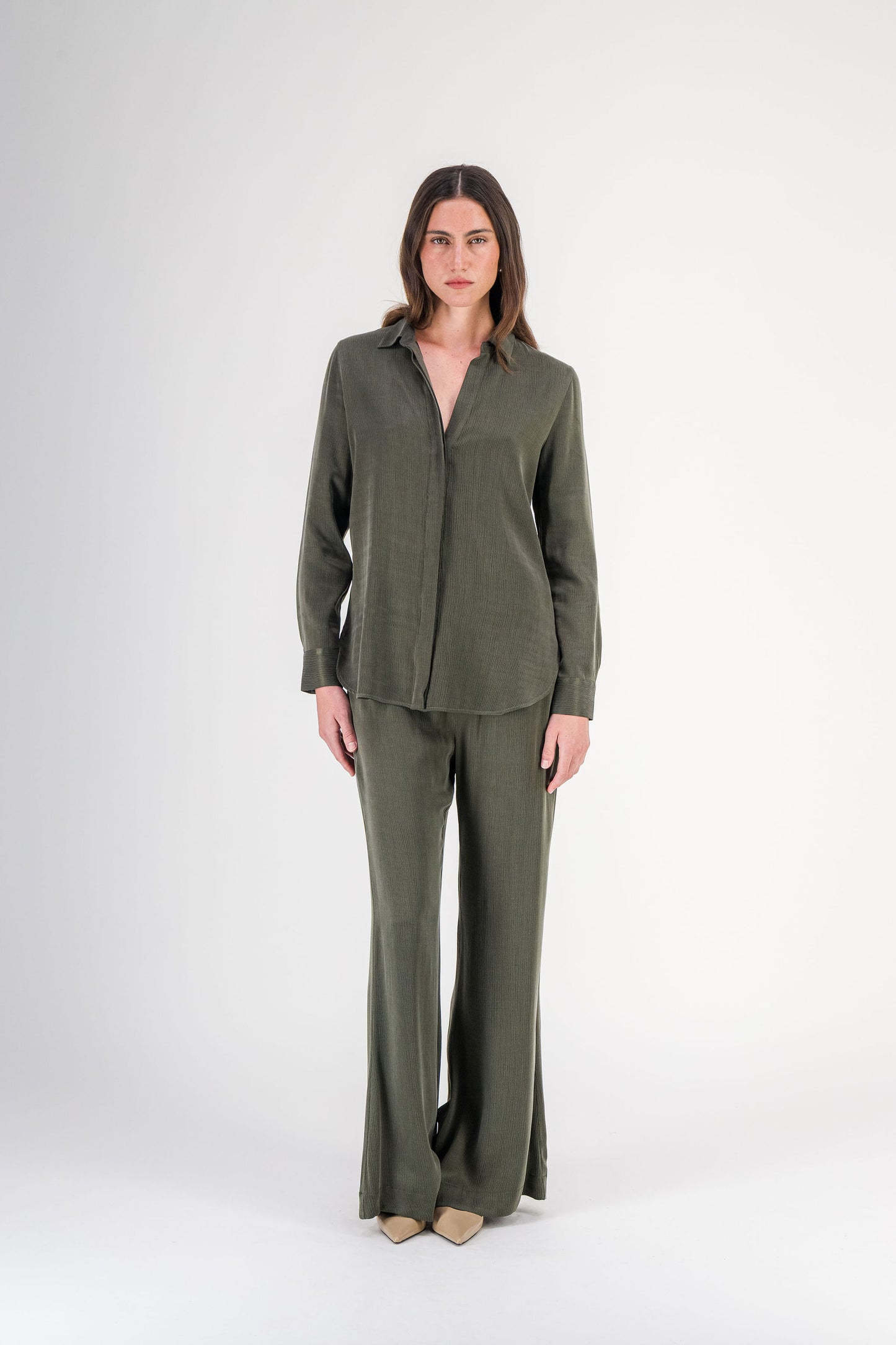 Pantalon taille haute évasé en cupro rayé lustré kaki