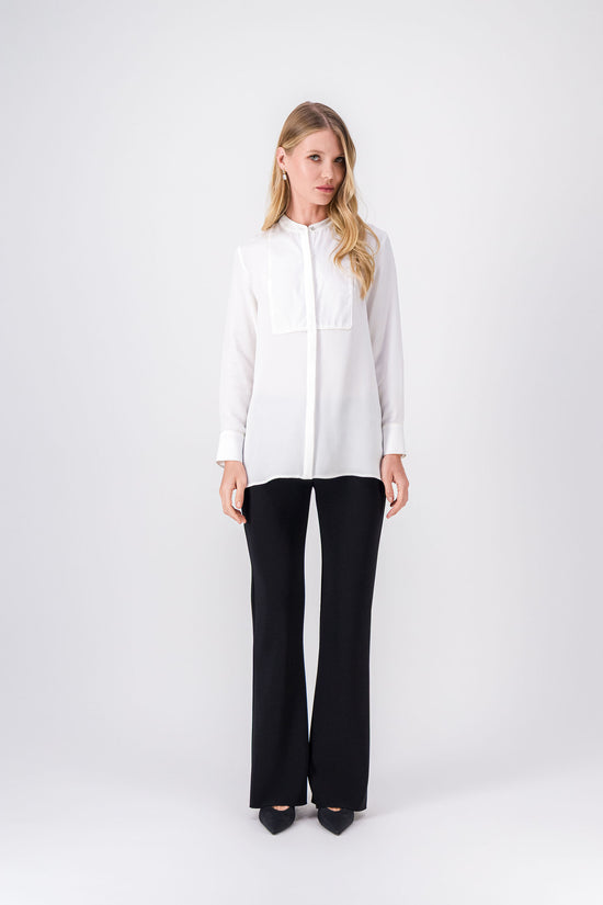 Chemise en soie blanc cassé, plastron structuré, coupe droite et col classique.